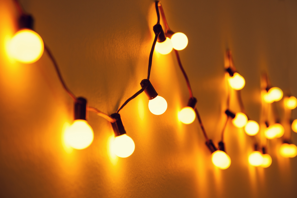 Lâmpada inteligente RGB emitindo luz colorida em um quarto moderno.