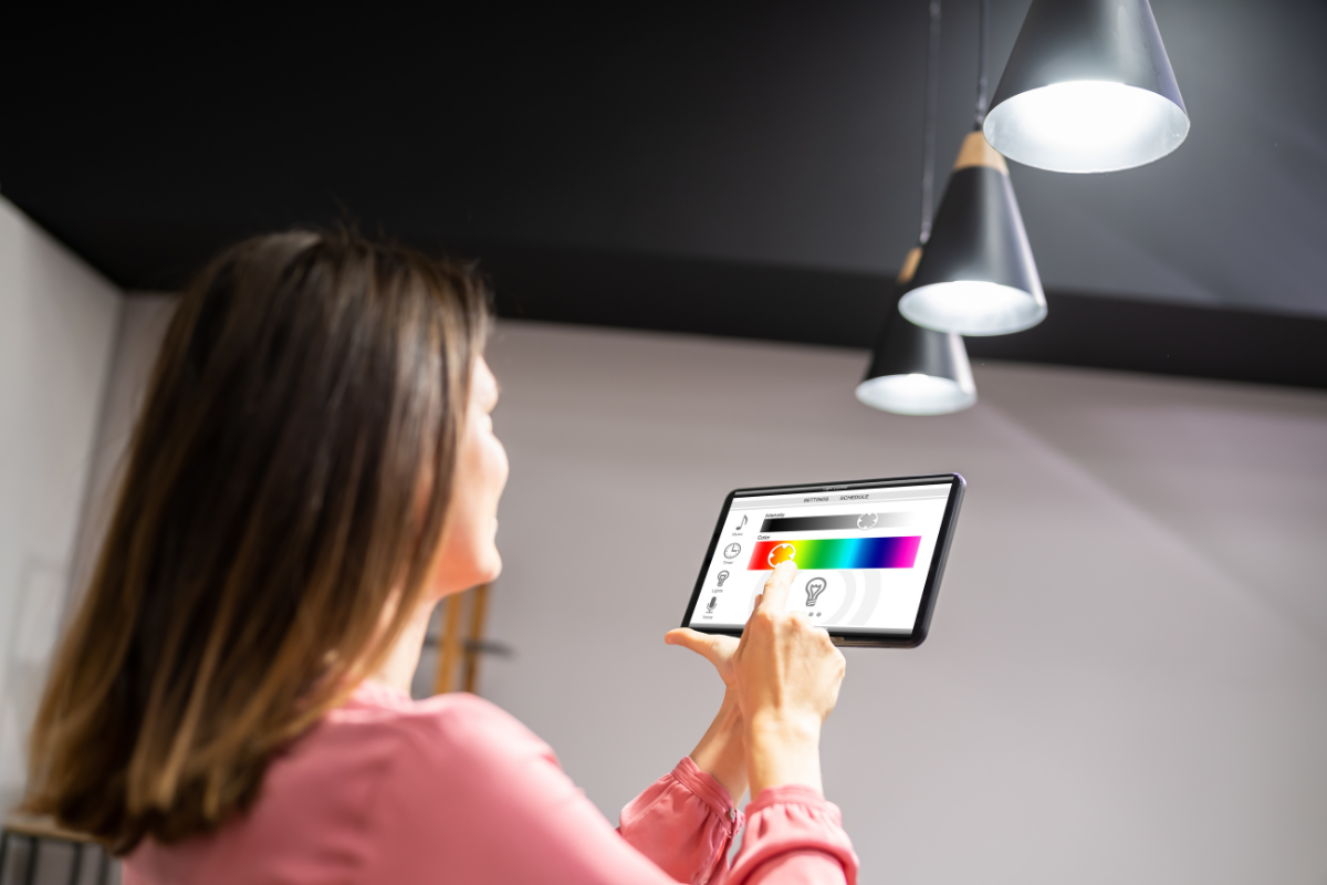Saiba como escolher a melhor lâmpada inteligente compatível com assistentes de voz para automatizar sua iluminação com comandos simples.